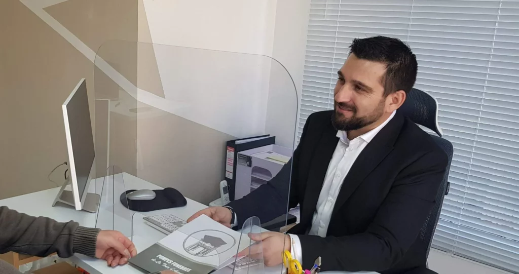 Conseiller funéraire recevant une famille au bureau pour l'organisation des obsèques.