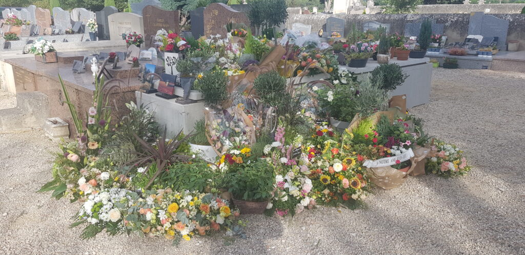 fleurs dans un vase dans un cimetiere