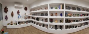 urnes et plaques sur l etagere