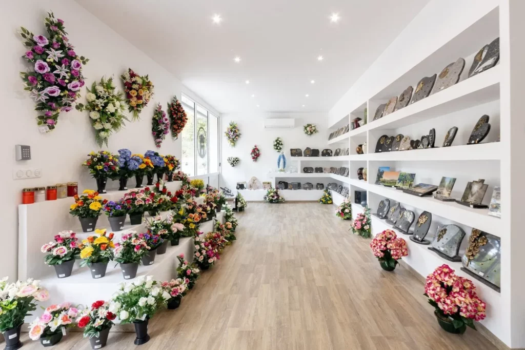 Magasin d'articles funéraires proposant plaques commémoratives et compositions florales.