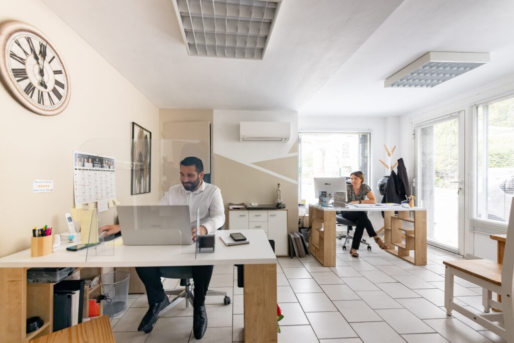fleurs dans un vase dans un cimetiere