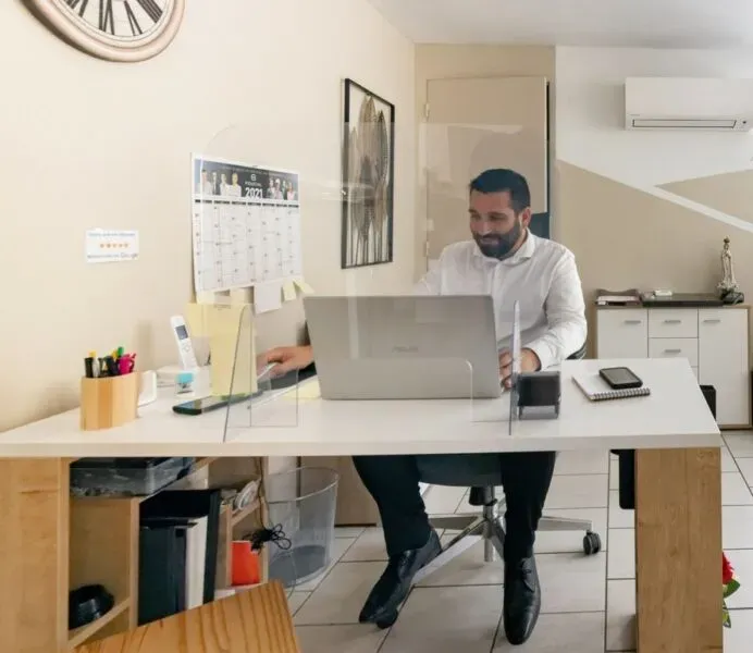 Conseiller funéraire travaillant sur son ordinateur portable dans son bureau.