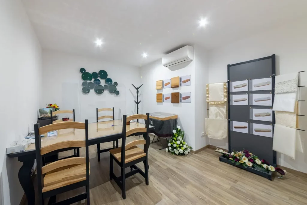 Bureau d'accueil funéraire avec échantillons de bois pour cercueils et urnes.