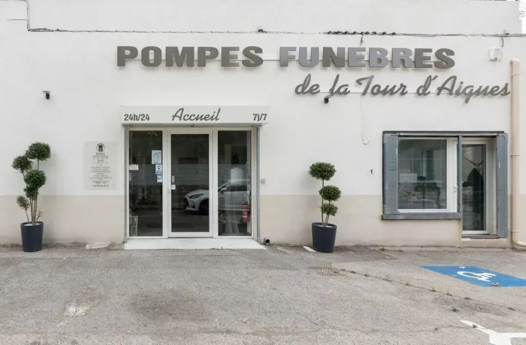 Façade de l'agence de pompes funèbres de La Tour d'Aigues et son entrée d'accueil.